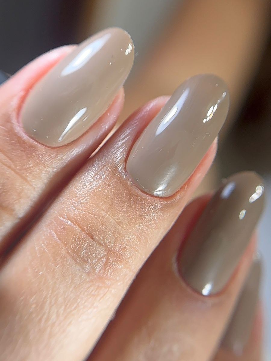 Três unhas em formato amendoado vistas de lado, com contorno limpo em toda a volta da cutícula