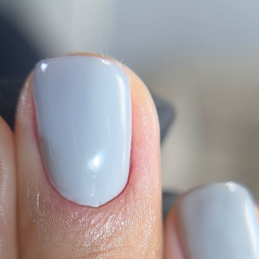 Macro extremo da região da cutícula, com o contorno da esmaltação encaixado junto à pele