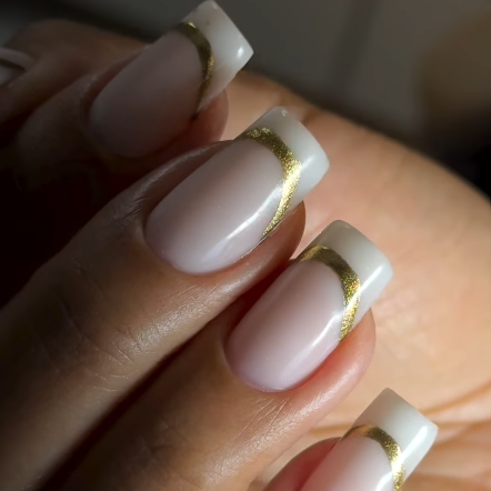 Francesinha em gel com ponta branca e fio dourado, com contorno preciso e encaixe limpo