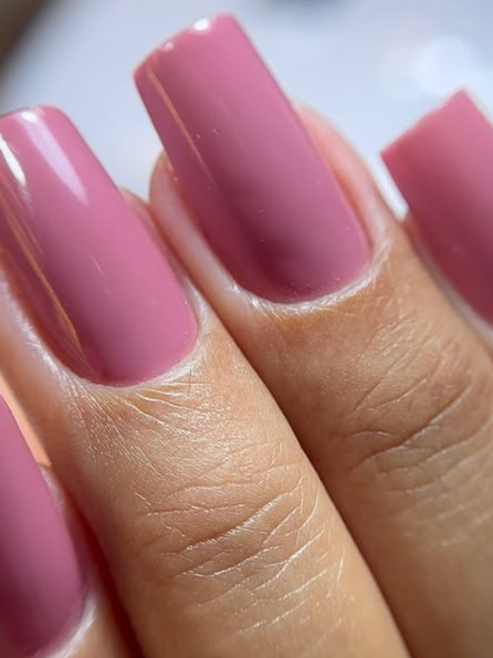 Esmaltação em gel em tom rosé, com superfície nivelada e reflexo contínuo da luz