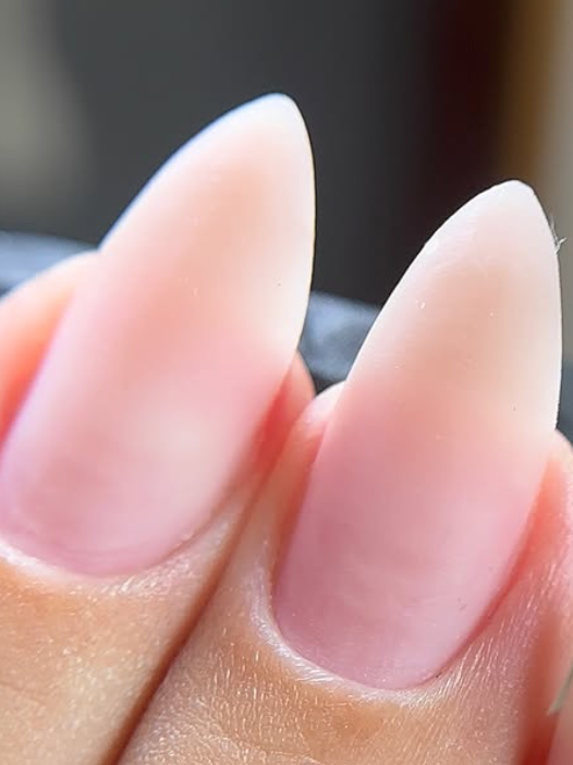 Duas unhas em formato amendoado, mostrando estrutura, laterais e transição do produto